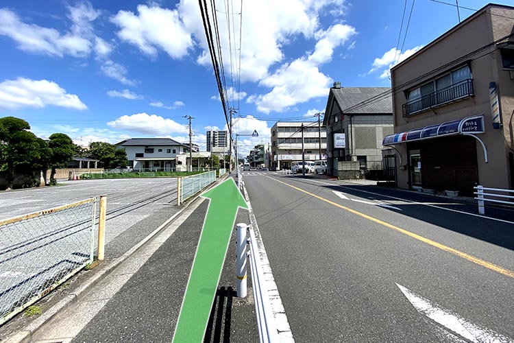 ３．左前方に公園。右前方に消防署が見えてきます。しばらく道なりに5分ほど進みます。