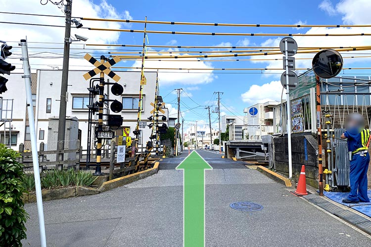 ３．踏切を渡り、直進します。