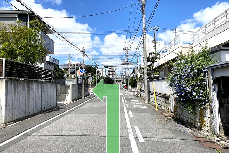 ４．一つ目の交差点を左方向に進みます。道なりに5分ほど進みます。